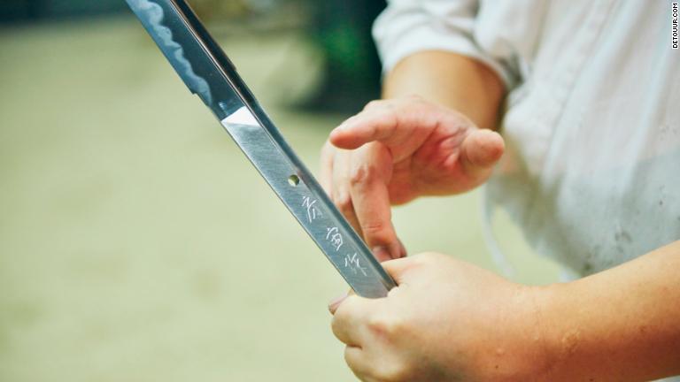 日本刀の刃は、玉鋼（たまはがね）で作られる。玉鋼は複数の層で構成され、層によって炭素含有量が異なる/DeeperJapan.com