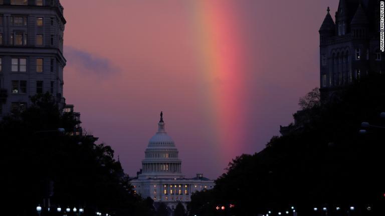 連邦議会上空にかかる虹/Jonathan Ernst/Reuters