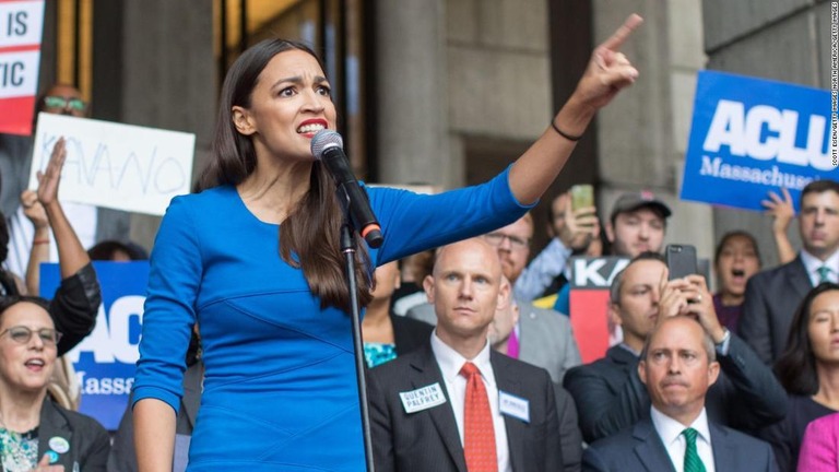 ２９歳の民主党候補アレクサンドリア・オカシオコルテス氏が当選を確実にした/Scott Eisen/Getty Images North America/Getty Images