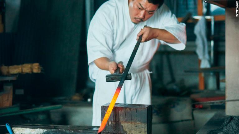 刃の構造内の異なる密度が、日本刀の特徴的な曲線を生み出す/DeeperJapan.com