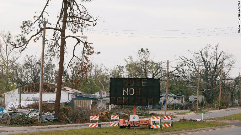 投票を呼び掛ける看板。投票所として使われていた学校などがハリケーンで被災した＝フロリダ州パーカー/Terray Sylvester/Reuters