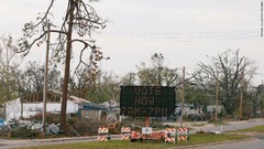 投票を呼び掛ける看板。投票所として使われていた学校などがハリケーンで被災した＝フロリダ州パーカー