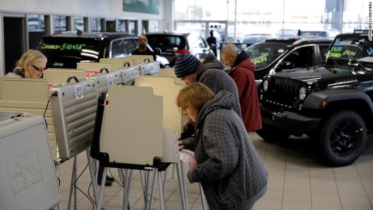 シカゴの車販売店で投票する有権者/John Gress/Reuters