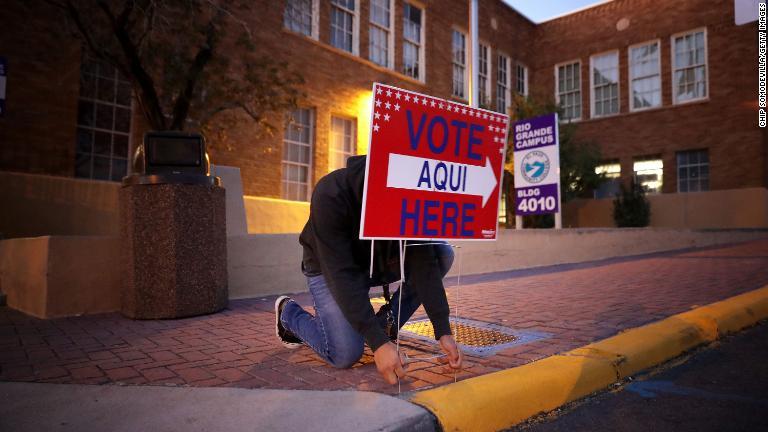 投票場所を知らせる看板を設置するボランティア＝テキサス州エルパソ/Chip Somodevilla/Getty Images