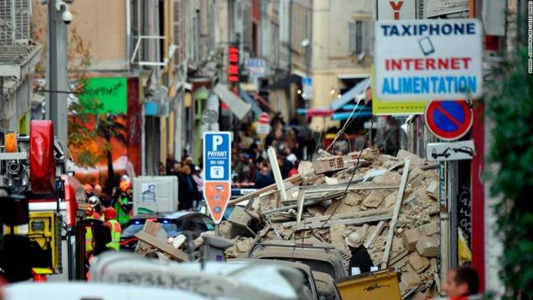 フランスのマルセイユで複数の建物が相次いで倒壊した/GERARD JULIEN/AFP/AFP/Getty Images