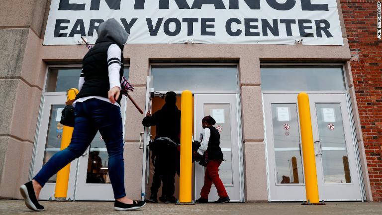 オハイオ州コロンバスの投票所/John Minchillo/AP