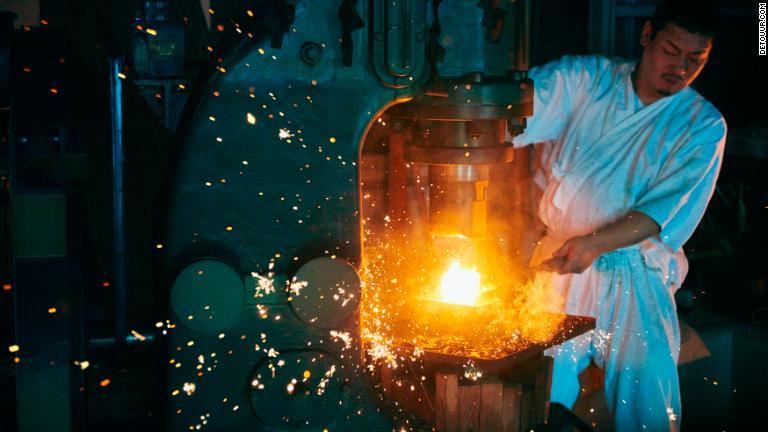 下島氏の鍛錬場では、1本の刀を作るのに1カ月かけることもある/DeeperJapan.com