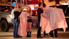 事件現場のボーダーライン・バー・アンド・グリル付近で慰め合う人々＝カリフォルニア州サウザンドオークス