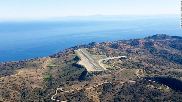 米カリフォルニア州カタリナ島にある「空に浮かぶ空港」/Raquel Lonas/Moment Open/Getty Images