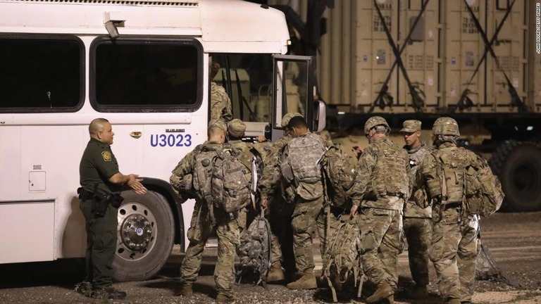 米・メキシコ国境へ移動する米兵＝１１月３日、テキサス州/John Moore/Getty Images