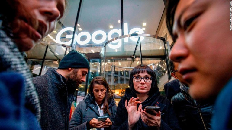 従業員のストライキに応える形で、グーグルがセクハラ対策の方針変更を発表した/TOLGA AKMEN/AFP/AFP/Getty Images