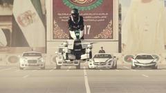 ドバイ警察、「空飛ぶオートバイ」での訓練を開始