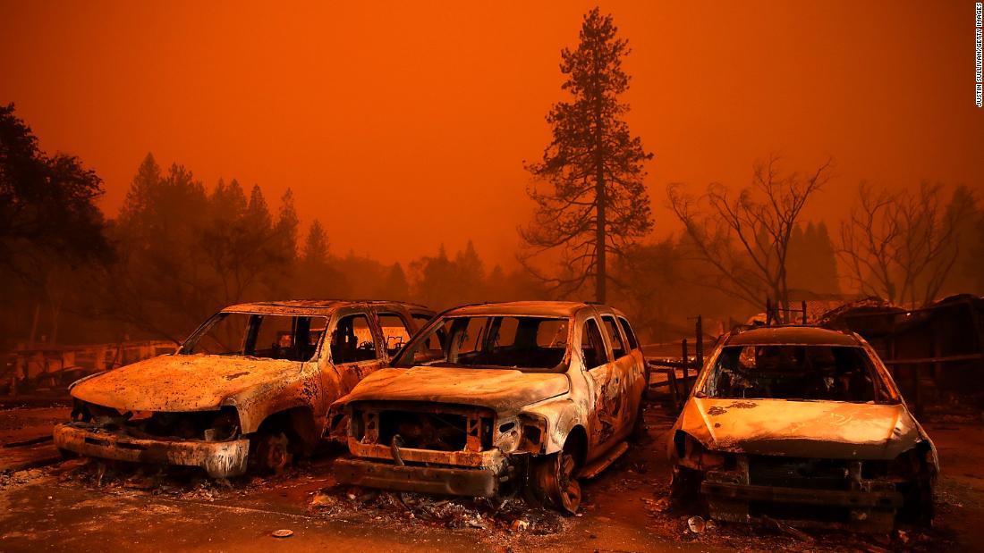中古車ディーラーの駐車場にあった車も火災被害に＝９日/Justin Sullivan/Getty Images