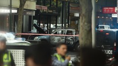 豪メルボルン中心部で男が通行人襲撃、３人死傷　車炎上
