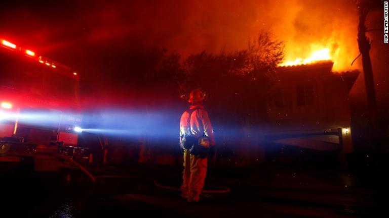 消火作業にあたる消防隊員＝９日、サウザンドオークス/Eric Thayer/Reuters