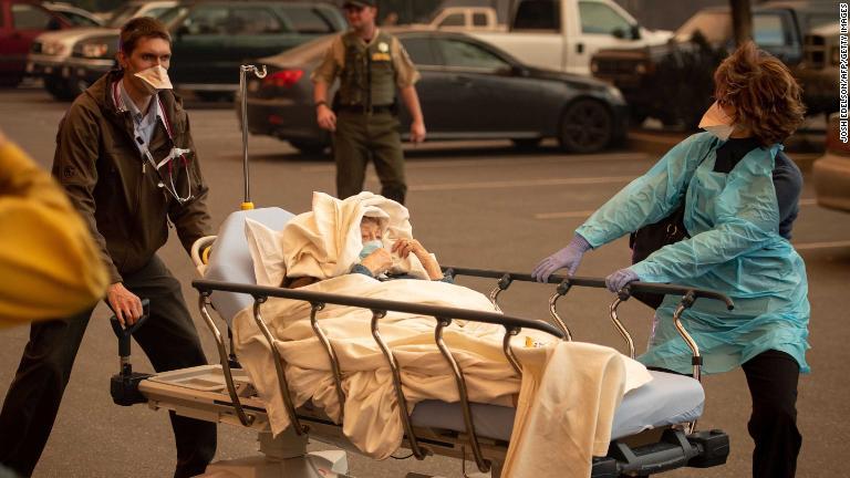 病院から避難する入院患者＝８日、カリフォルニア州パラダイス/Josh Edelson/AFP/Getty Images