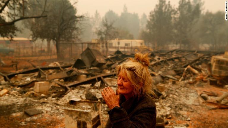 焼け落ちた自宅近くに立つ女性＝９日、カリフォルニア州パラダイス/John Locher/AP