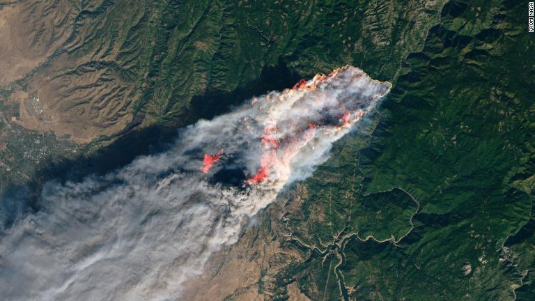 カリフォルニア州北部の山火事をとらえた衛星写真/From NASA