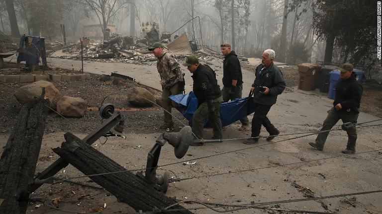 遺体を搬送する郡保安官＝１０日、カリフォルニア州パラダイス/Justin Sullivan/Getty Images