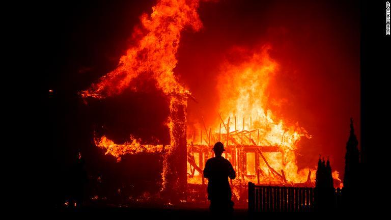 山火事によって焼けた家屋/Noah Berger/AP