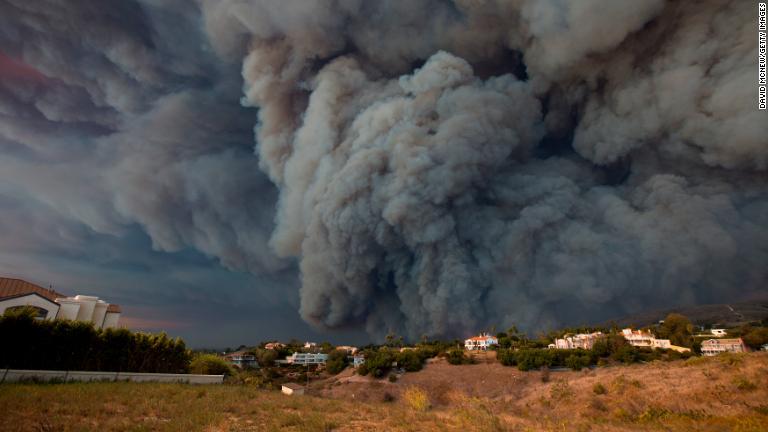 強風にあおられる巨大な煙＝９日、カリフォルニア州マリブ/David McNew/Getty Images