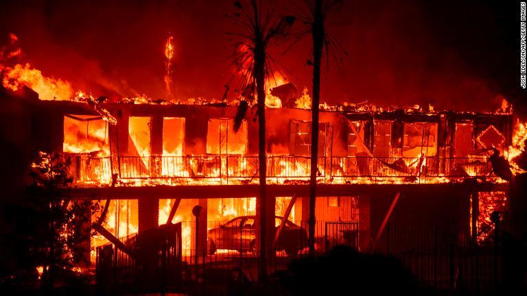 全焼した宿泊施設＝８日、パラダイス/Josh Edelson/AFP/Getty Images