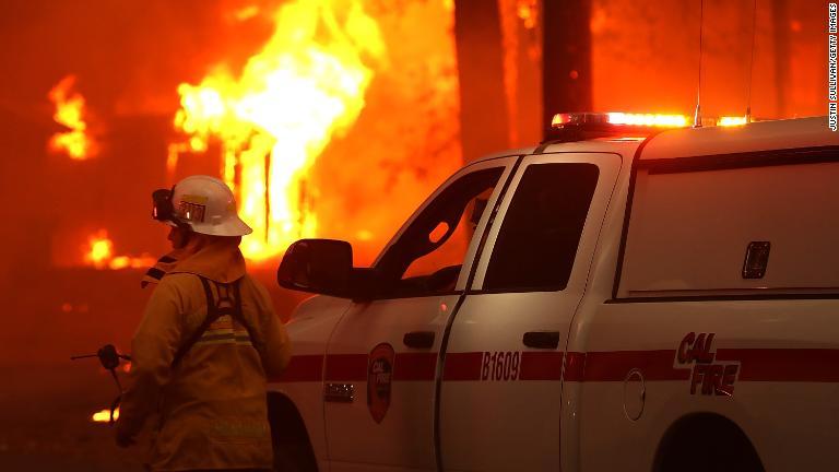 現場に派遣された消防隊員/Justin Sullivan/Getty Images