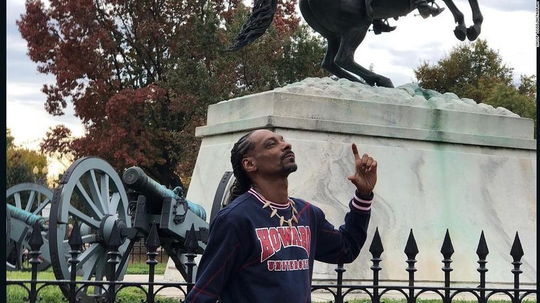 スヌープ・ドッグさんがホワイトハウス前でマリフアナを吸引する映像を投稿した/Snoop Dogg/Instagram