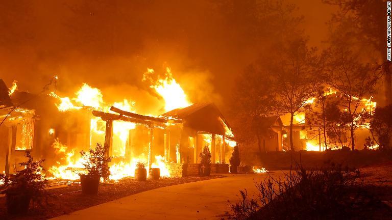 炎に包まれた建物＝８日、カリフォルニア州パラダイス/Justin Sullivan/Getty Images