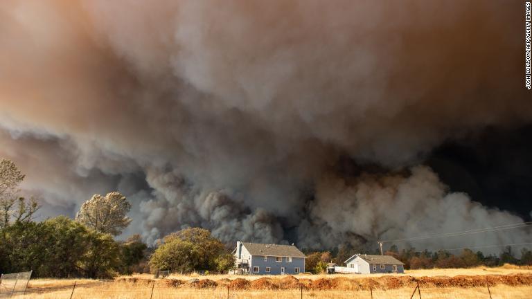 カリフォルニア州パラダイスの上空をおおった山火事による煙＝８日/JOSH EDELSON/AFP/Getty Images