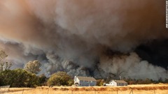カリフォルニア州パラダイスの上空をおおった山火事による煙＝８日
