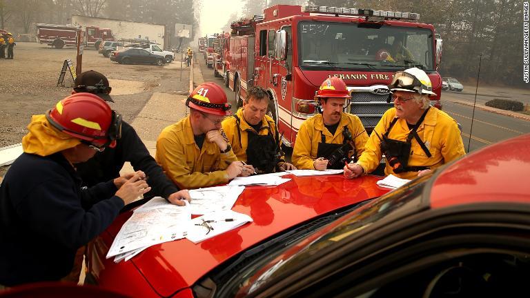 朝のミーティングを行う消防隊員＝１０日、カリフォルニア州パラダイス/Justin Sullivan/Getty Images