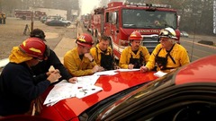 朝のミーティングを行う消防隊員＝１０日、カリフォルニア州パラダイス