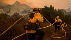 消火活動に当たるロサンゼルス郡の消防隊員＝１０日