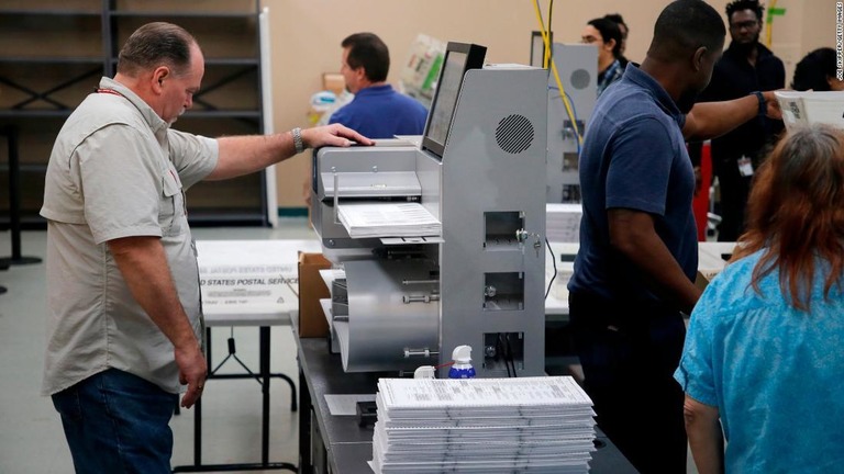 機械を使って票の再集計を行う選管職員/Joe Skipper/Getty Images
