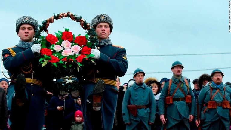 花束を運ぶロシアの儀礼兵/OLGA MALTSEVA/AFP/AFP/Getty Images