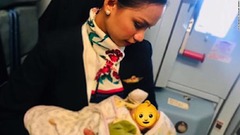 客室乗務員、機内で乗客の赤ちゃんに授乳　フィリピン航空
