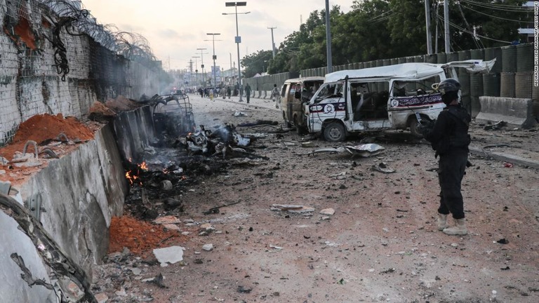 爆発の現場に立つソマリア軍兵士/ABDIRAZAK HUSSEIN FARAH/AFP/Getty Images