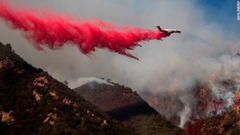 消火剤をまく航空機＝１１日、マリブ