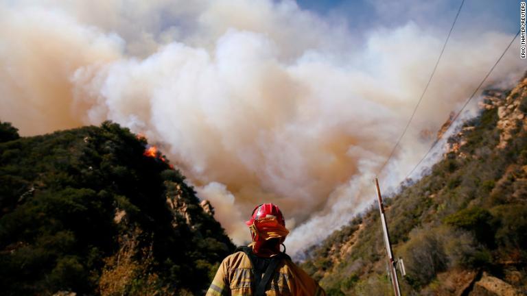 「ウールジーファイア」の消火作業にあたる消防隊員＝１１日、マリブ/Eric Thayer/Reuters