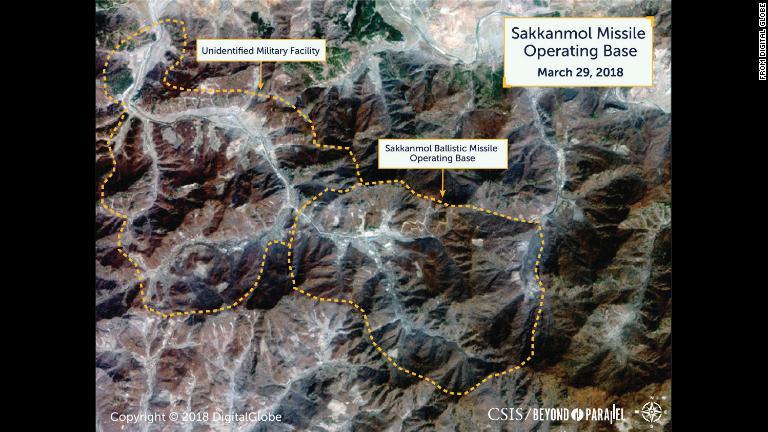 サッカンモルにあるミサイル施設と、隣接する軍事施設の全体像を示した写真＝２０１８年３月２９日/from Digital Globe