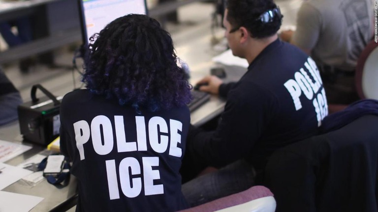 こう留手続きを行うＩＣＥの係官。不法移民の拘束数が過去最高を記録した/John Moore/Getty Images/FILE
