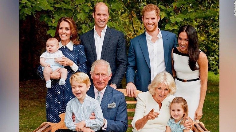 ７０歳を迎えたチャールズ皇太子が家族に囲まれてくつろぐ写真を公開/Chris Jackson/AP