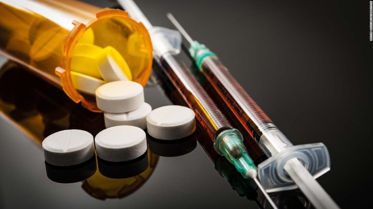 薬物の過剰摂取による死亡率で米国が最悪の水準にあるとの調査結果が発表された/Victor Moussa/Shutterstock