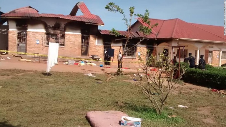 火事によって焼けた寄宿舎＝ウガンダ・ラカイ/Uganda Red Cross Society/Irene Nakasiita
