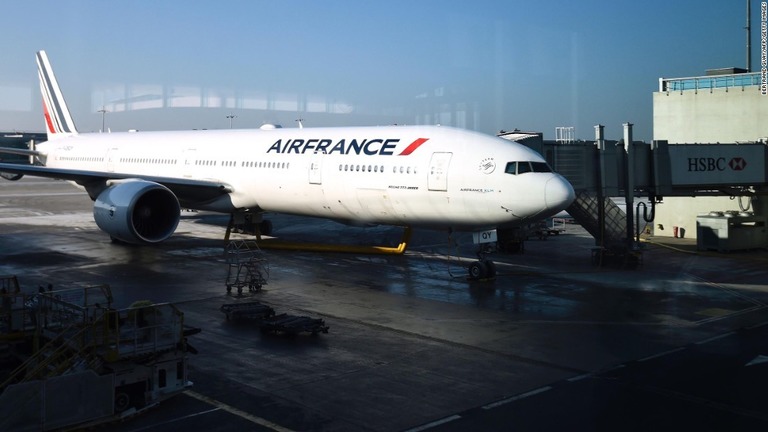 シャルル・ド・ゴール空港に駐機するエールフランスの機体＝１７年１月/BERTRAND GUAY/AFP/Getty Images