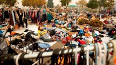 避難所で衣服の整理を行う親子＝１４日、カリフォルニア州チコ