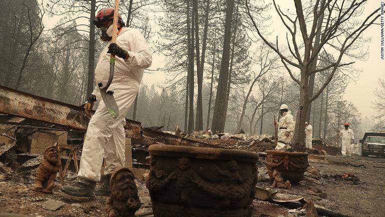 遺体の捜索を行う隊員＝１４日、カリフォルニア州パラダイス/Justin Sullivan/Getty Images