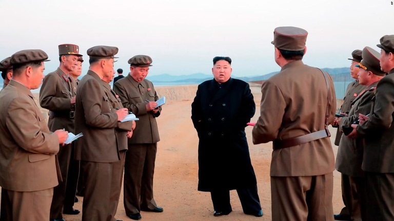 金正恩（キムジョンウン）朝鮮労働党委員長が新たな戦術兵器の実験を視察/AP
