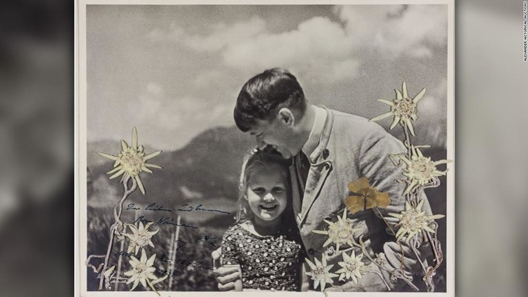 ユダヤ系の少女と一緒にヒトラーが写った写真が競売にかけられた/Alexander Historical Auctions